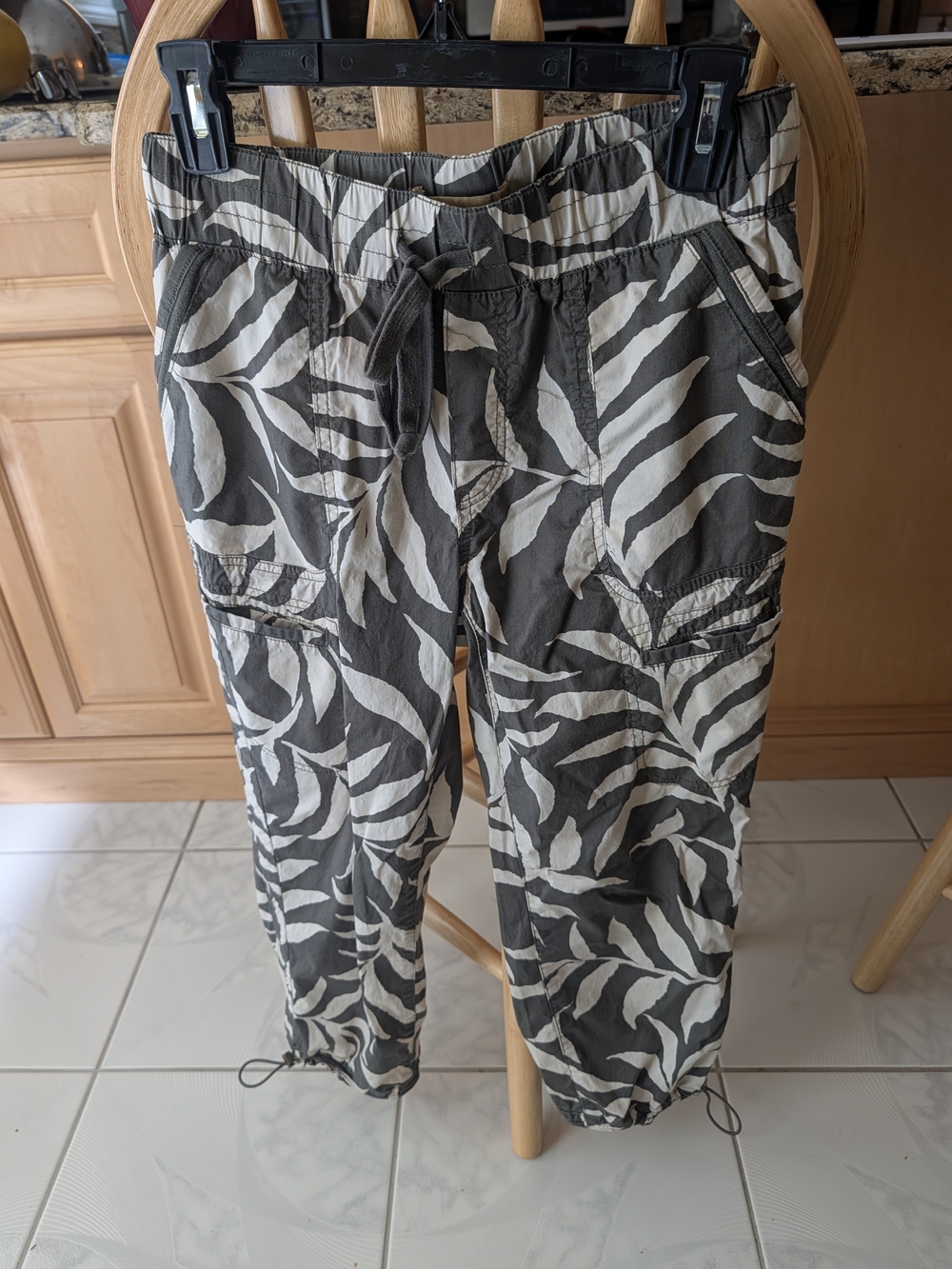 Democracy Sz 4 Crop Leaf-Print Cargo Style Pants.